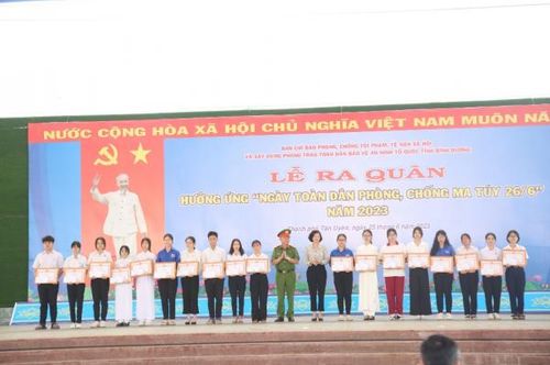 Lãnh đạo Công an tỉnh Bình Dương trao giấy khen và giải thưởng cho các em học sinh đạt giải cao trong cuộc thi vẽ tranh tuyên truyền phòng chống ma túy.