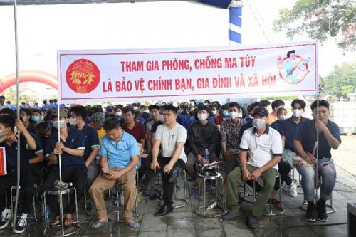 Đông đảo người dân, công nhân, học sinh,… tham dự lễ ra quân hưởng ứng ngày toàn dân phòng chống ma túy 26/6.