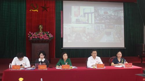 Các đại biểu Quốc hội TP Hà Nội tại buổi tiếp xúc cử tri.