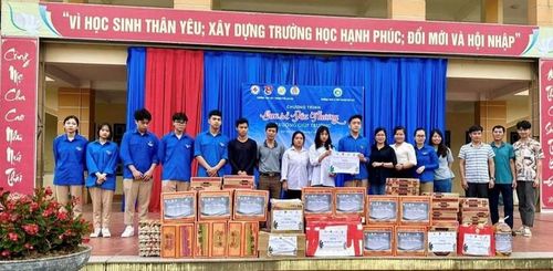 Trường THPT số 1 Lào Cai tặng quà cho Trường THCS và THPT huyện Bát Xát.