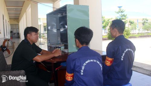 Cán bộ quản lý Cơ sở Điều trị nghiện ma túy tỉnh (xã Suối Cao, H.Xuân Lộc) thăm hỏi, động viên các học viên điều trị cai nghiện. Ảnh: Tố Tâm