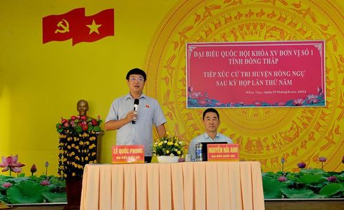 Bí thư Tỉnh ủy Lê Quốc Phong ghi nhận những kiến nghị của cử tri huyện Hồng Ngự
