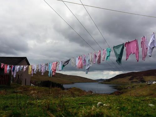 Thời tiết nồm, ẩm khiến quần áo phơi không khô, có mùi hôi khó chịu. Ảnh: Reuters/Cathal McNaughton.