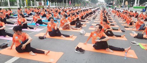 Hơn 500 người tham gia đồng diễn Yoga với chủ đề "Một thế giới một sức khỏe chung"