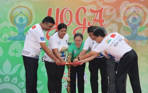 Lãnh đạo tỉnh Đồng Tháp và Lãnh sự Ấn Độ thực hiện nghi thức thắp đèn truyền thống của Ấn Độ. Ảnh: N.A.