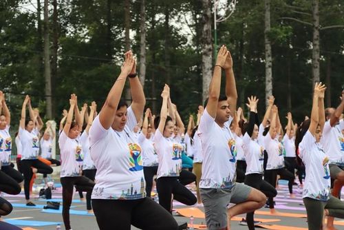 Phu nhân Ngài Lãnh sự và các doanh nghiệp Ấn Độ cùng luyện tập Yoga. Ảnh: N.A.