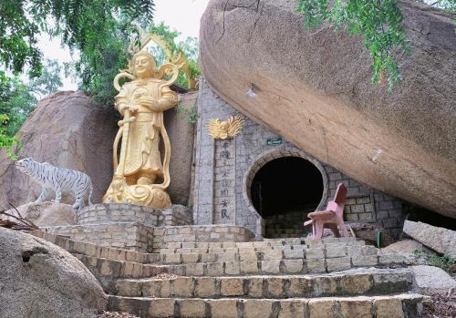 NGÔI CHÙA CỔ GIỮA NINH THUẬN ẨN MÌNH BÊN NHỮNG DÃY NÚI ĐÁ ĐỎ ĐẶC TRƯNG