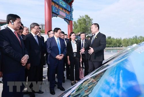Thủ tướng Phạm Minh Chính xem quy hoạch Khu mới Hùng An. (Ảnh: Dương Giang/TTXVN)