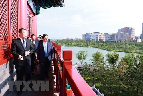 Thủ tướng Phạm Minh Chính xem quy hoạch Khu mới Hùng An. (Ảnh: Dương Giang/TTXVN)