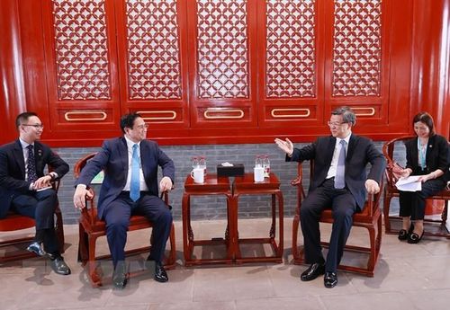 Bí thư Tỉnh ủy Hà Bắc Nghê Nhạc Phong tiếp đón và giới thiệu với Thủ tướng Phạm Minh Chính quy hoạch Khu mới Hùng An. (Ảnh: Dương Giang/TTXVN)