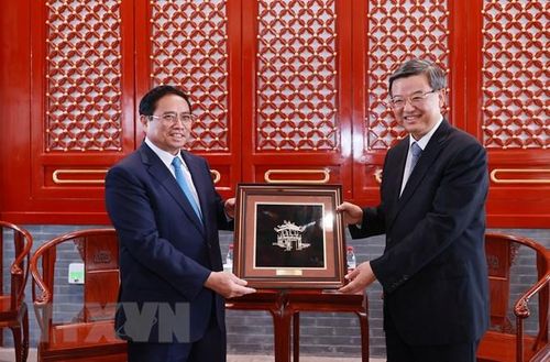 Thủ tướng Phạm Minh Chính tặng bức tranh Khuê Văn Các cho Bí thư Tỉnh ủy Hà Bắc Nghê Nhạc Phong. (Ảnh: Dương Giang/TTXVN)