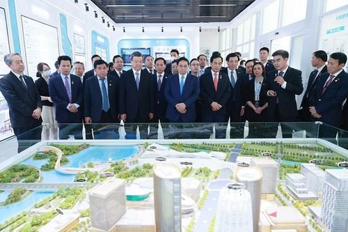 Thủ tướng Phạm Minh Chính xem sa bàn quy hoạch tổng thể Khu mới Hùng An. (Ảnh: Dương Giang/TTXVN)