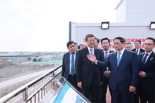 Thủ tướng Phạm Minh Chính thăm công trường Ga Hùng An và trung tâm thương mại quốc tế. (Ảnh: Dương Giang/TTXVN)