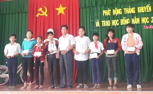 Lãnh đạo UBND xã Tân Bình, huyện Thanh Bình trao quà cho học sinh nghèo vượt khó học giỏi