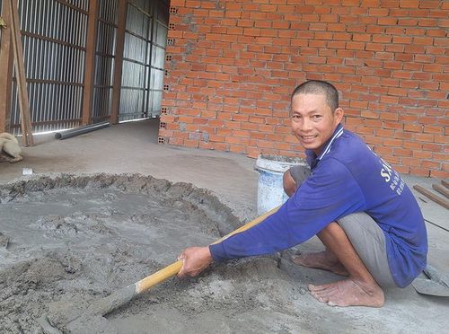 Anh Lê Văn Cẩm Thuận ngụ ấp Hạ, xã Tân Bình làm phụ hồ kiếm thêm thu nhập
