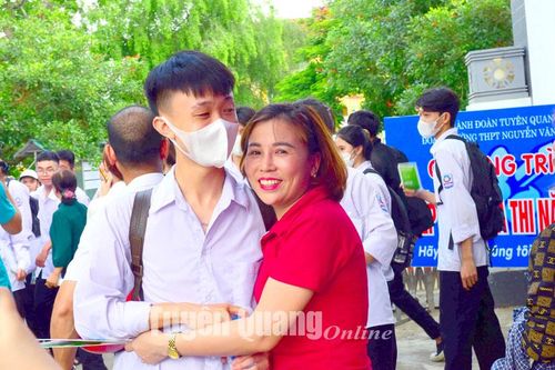 Phụ huynh chia sẻ niềm vui với thí sinh sau khi hoàn thành bài thi.