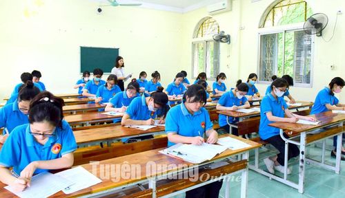 Các thí sinh tham dự Kỳ thi tốt nghiệp THPT năm 2023 tại điểm thi Trường THPT Chuyên Tuyên Quang.