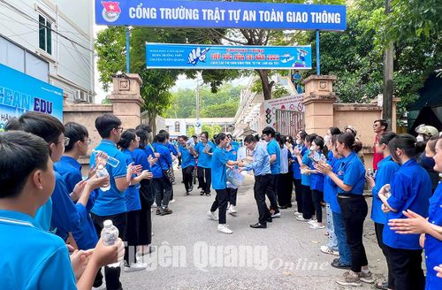 Phụ huynh, đoàn viên thanh niên chúc mừng các thí sinh Trường THPT Chuyên Tuyên Quang hoàn thành kỳ thi.