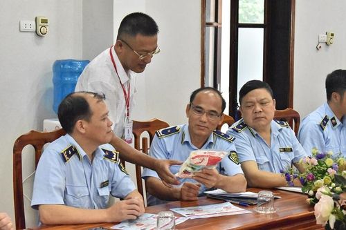 Lực lượng QLTT tỉnh Tuyên Quang được cập nhật, trang bị thêm những kỹ năng nhận biết, phân biệt dấu hiệu hàng hóa vi phạm sở hữu trí tuệ