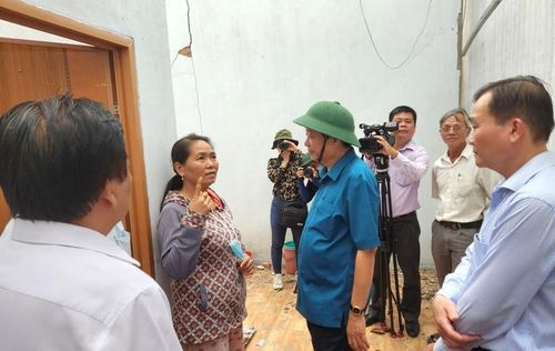 Ông Bùi Văn Nghiêm - Bí thư Tỉnh ủy Vĩnh Long thăm hỏi, động viên các hộ dân bị ảnh hưởng bởi lốc xoáy.