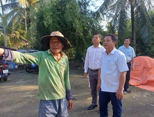 Lãnh đạo huyện Long Hồ thăm hỏi, động viên các hộ dân khắc phục khó khăn.