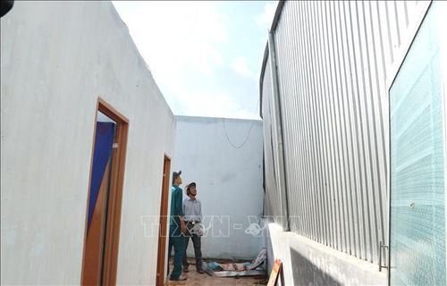 Căn nhà ở xã Long An, huyện Long Hồ, tỉnh Vĩnh Long bị tốc mái do lốc xoáy.