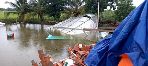 Lốc xoáy làm nhiều nhà của người dân bị ảnh hưởng.