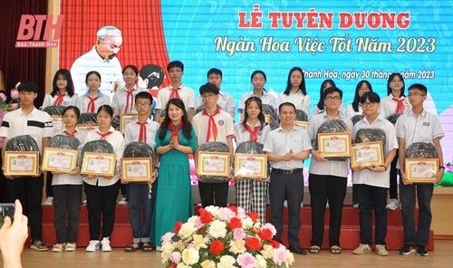 Đồng chí Đinh Thị Thanh Hà, Phó Bí thư Đảng ủy Khối Cơ quan và Doanh nghiệp tỉnh và đại diện lãnh đạo VNPT Thanh Hóa trao phần thưởng cho các đoàn viên tiêu biểu.