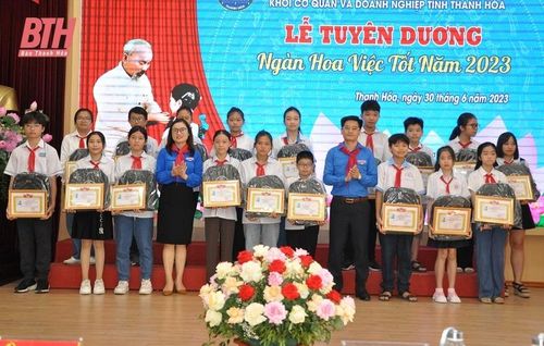 Đại diện Tỉnh đoàn và lãnh đạo Đoàn khối Cơ quan và Doanh nghiệp tỉnh trao thưởng cho các đoàn viên tiêu biểu.