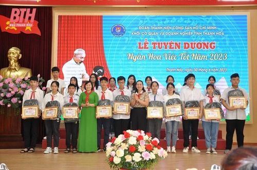 Đại diện lãnh đạo Đảng ủy Khối Cơ quan và Doanh nghiệp tỉnh trao thưởng cho các đoàn viên tiêu biểu.