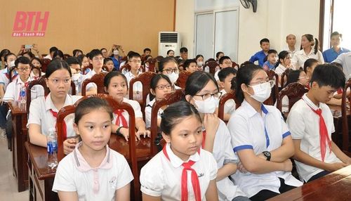 Các thiếu niên, đội viên xuất sắc dự lễ tuyên dương.