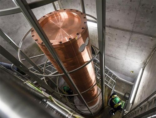Thanh nhiên liệu uranium qua sử dụng bị bịt kín trong thùng chứa bằng đồng chống ăn mòn. Ảnh: Reuteres
