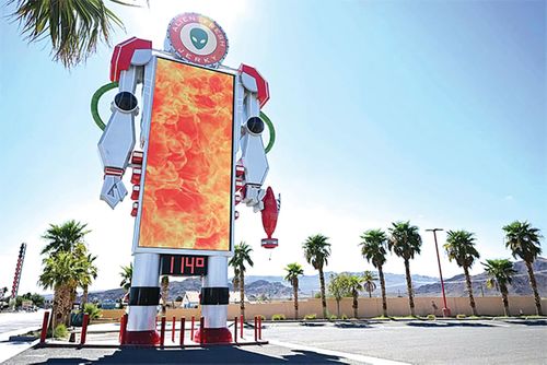 Nhiệt kế hiển thị 114 độ F (45,5 độ C) tại Baker, bang California, Mỹ. Nguồn: AFP.