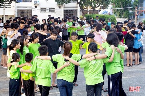 Hà Tĩnh có 17 trẻ mồ côi của 5 xã, thị trấn thuộc huyện Cẩm Xuyên tham gia trại hè “Khát vọng”.