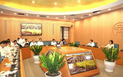 Các đại biểu HĐND thành phố Hà Nội thảo luận tại tổ 3.