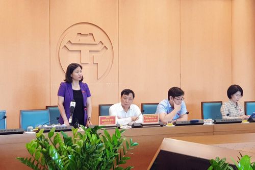 Phó Bí thư Thường trực Thành ủy Nguyễn Thị Tuyến thảo luận tại tổ.