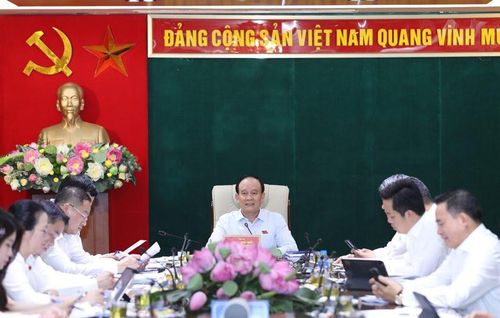 Các đại biểu HĐND thành phố Hà Nội thảo luận tại tổ 1.