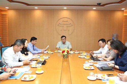 Các đại biểu thảo luận tại tổ 5.