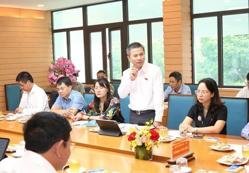 Đại biểu Nguyễn Phi Thường, Giám đốc Sở Giao thông Vận tải Hà Nội thảo luận.