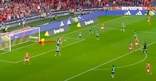  Chỉ một giây sau, anh đánh lừa cả hàng thủ Sporting để chớp thời cơ ghi bàn. 