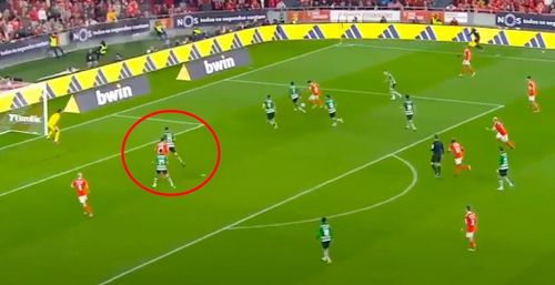  Ramos (áo đỏ) di chuyển theo kiểu "núp bóng" hậu vệ đối thủ. 