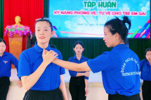 Tình nguyện viên hướng dẫn nữ sinh các chiêu tự vệ, thoát thân khi gặp “yêu râu xanh”