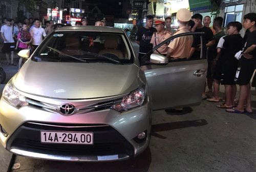 Tài xế taxi "dù" 14A-294.00 bị khởi tố về tội “Chống người thi hành công vụ”.