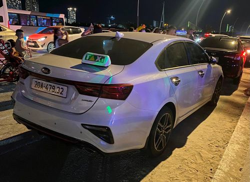 Taxi “3 không” (không dán tem, không phù hiệu kinh doanh vận tải, không đồng hồ tính tiền) tại khu du lịch Bãi Cháy.