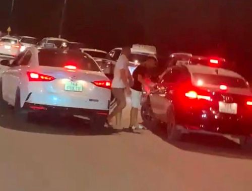 Du khách buộc phải chuyển từ xe taxi trắng, sang xe taxi đen do một số thanh niên xăm trổ bố trí sẵn.