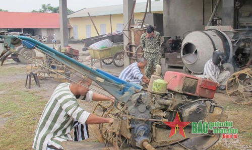 Phạm nhân tổ cơ khí sửa chữa dụng cụ lao động. 