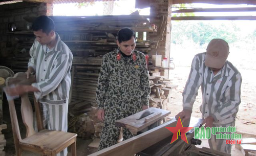 Phạm nhân tổ mộc lao động, đóng đồ gia dụng. 