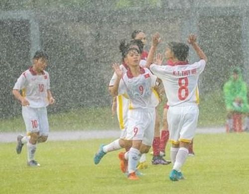 Các cô gái U19 Việt Nam ăn mừng bàn thắng. Ảnh: VFF