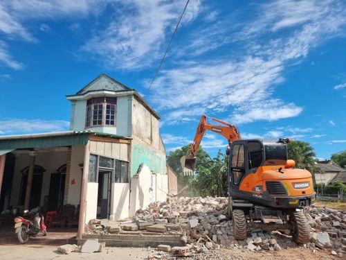 Người dân tại xã Cẩm Thạch, huyện Cẩm Xuyên di dời TĐC để nhường đất cho dự án.