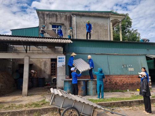 Hình ảnh di dời của các hộ dân tại huyện Cẩm Xuyên.